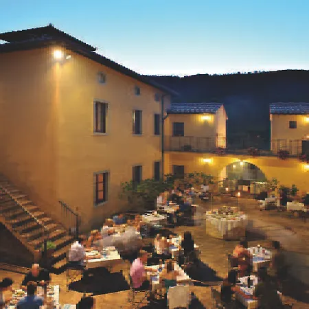 & Restaurant Casolare Le Terre Rosse