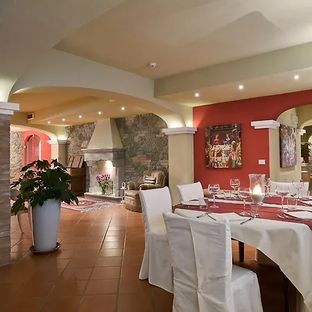 & Restaurant Casolare Le Terre Rosse 3*