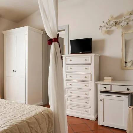 Hotel & Restaurant Casolare Le Terre Rosse 3*